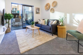 3 Minutes walk to Riverside Market 4bed4bath